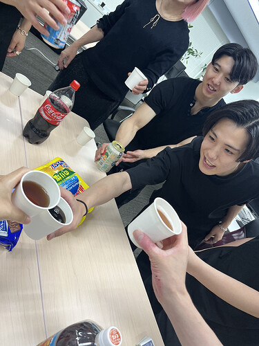 【社員発案 × イベント】この夏、当社 #Avinton では社員が自主的に企画したSDGsイベントを開催！
部署や国籍を越えた交流を目的に、UNOやトランプなどの定番ゲームを持ち寄り。
さらにDJ体験ワークショップも実施。普段触れない機材に挑戦することで、新しい学びとつながりが広がったようです。