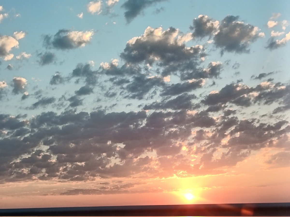 Her yolculuk yeni bir başlangıçtır. Gün doğarken umut da doğar… 🚗✨ #UzunYol #GünDoğumu"