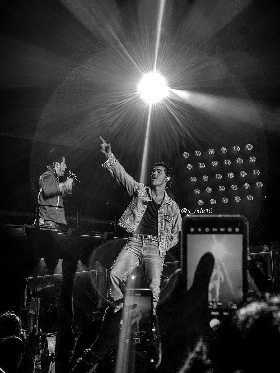 s_ride19's tweet photo. Joe knew the assignment #Hershey #jonas20 https://t.co/gVJoBtDq1h