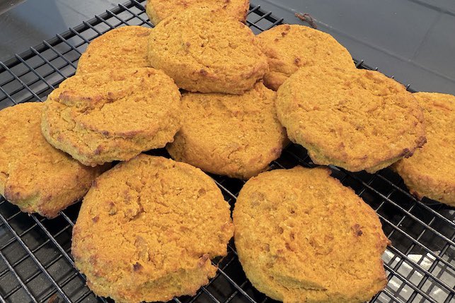 Easy homemade dog cookies. A one bowl recipe that uses leftover ground meat. marysbusykitchen.com/easy-ground-tu…