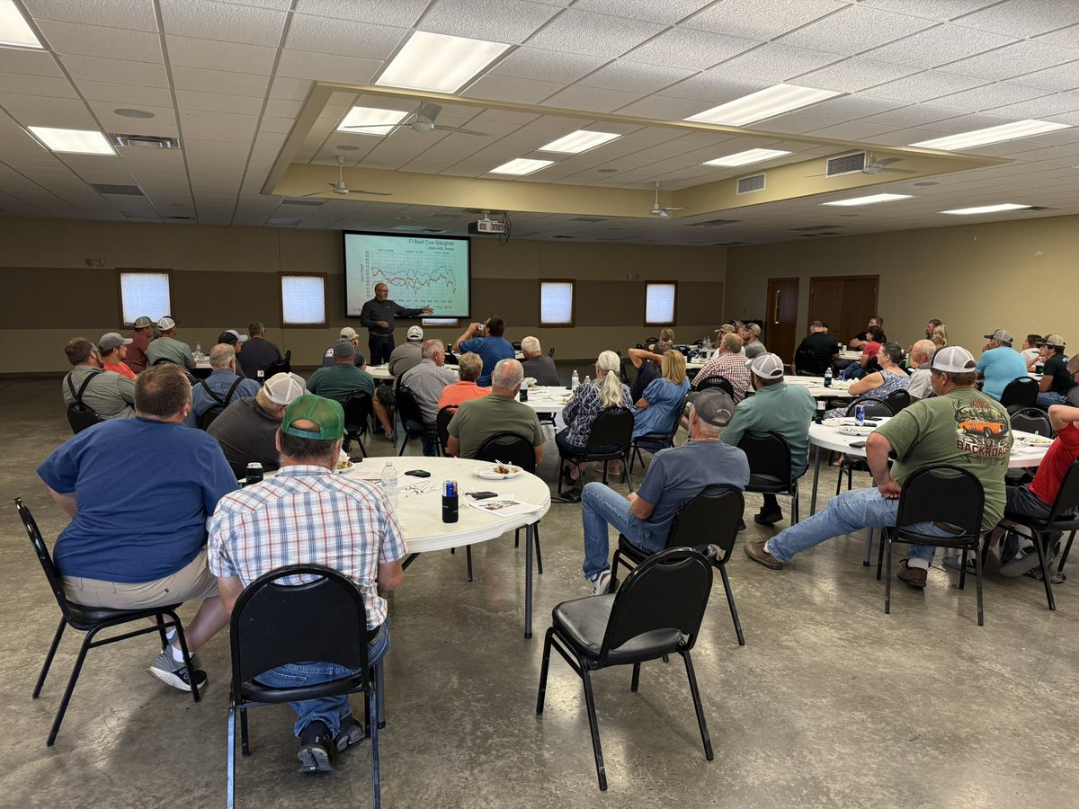 dickinsondoug's tweet photo. Great turnout tonight in Lenox by our area producers listening to Dave Weaber talk about the dynamics of the cattle industry.  @FCSAmerica @TerrainAg https://t.co/VSYsvoTMhi