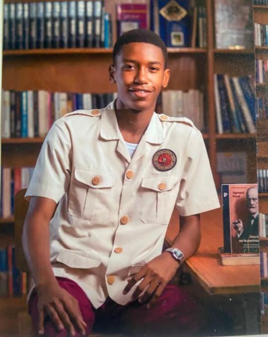 Un jeune étudiant tué par balle devant le ministère de l'Éducation

Un jeune homme, récemment diplômé du Collège Canado-Haïtien, a été mortellement touché par balle ce lundi 18 août 2025, alors qu’il se trouvait à l’arrière d’une moto passant devant les locaux du ministère de