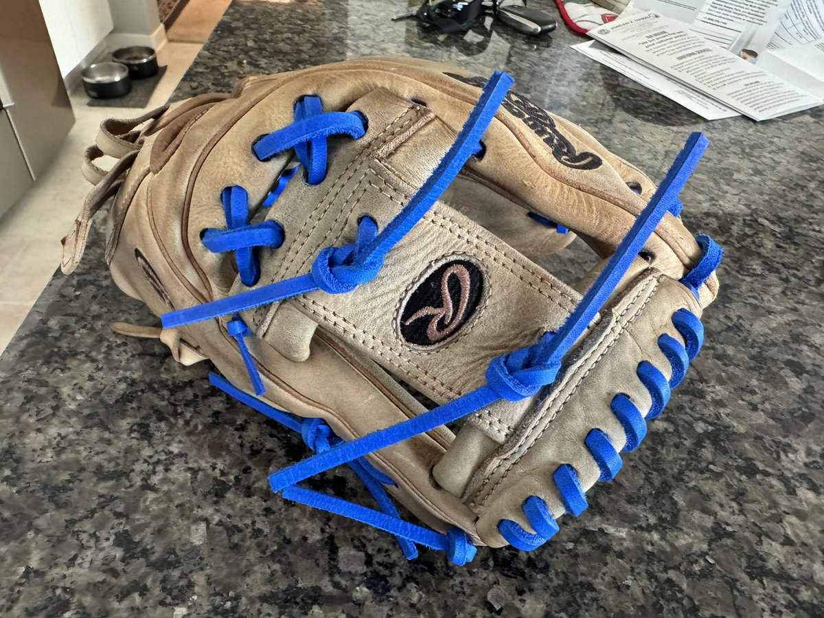 IsabellaLGSB's tweet photo. New laces for fall season. @CharlieRoseBB1 did a great job. https://t.co/mSIz6hyyBJ