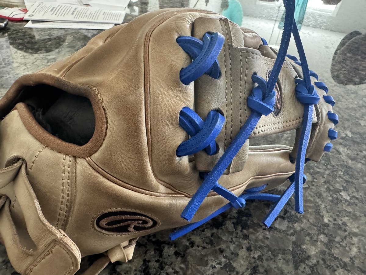 IsabellaLGSB's tweet photo. New laces for fall season. @CharlieRoseBB1 did a great job. https://t.co/mSIz6hyyBJ