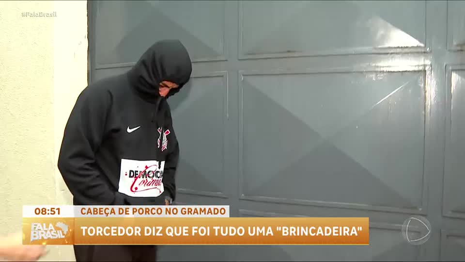 liberta___depre's tweet photo. Osni Fernando Luiz, 36 anos, o Cicatriz, torcedor do Corinthians que teve prisão decretada por arremessar uma cabeça de porco no clássico contra o Palmeiras, tem ficha criminal extensa.

Acusações contra Osni:

- Estupro de uma mulher em situação de rua.
- Importunação sexual no metrô.
- Agressão a uma prostituta.
- Tentativa de roubo
- Furto qualificado
- Dano ao patrimônio

Via: @UOLEsporte / @livia_camillo_ 

📷Divulgação