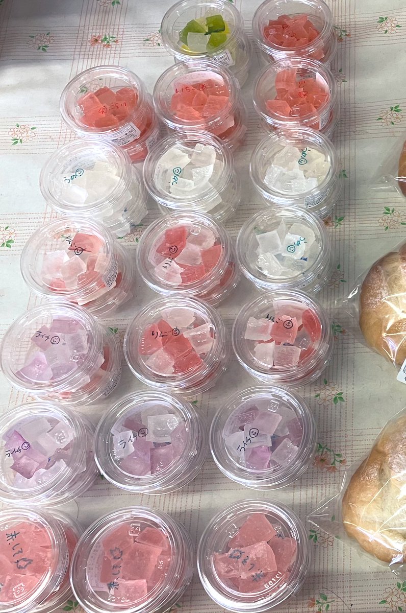 おはようございます🌞 本日はファーマーズにソフトフランス、琥珀糖（うめ、ライチ、いちご🍓 ひまわりcolor🌻 りんご🍎、赤紫蘇（new★） ）、梅ジャム（冷蔵コーナー）、他になります。よろしくお願いします😃