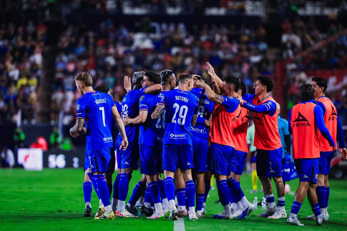 El Cruz Azul en el arranque del torneo:

1° en posesión de balón
1° en ataques posicionales con remate
1° recuperaciones en tercio rival
1° en PPDA
1° en centros razos
2° en efectividad de duelos
2° en menos xG en contra
3° en xG a favor

Estilo dominante.