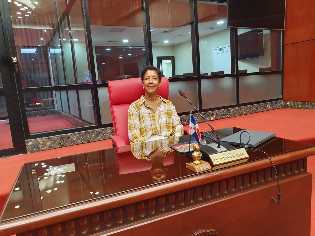 EvelinPlacidoAl's tweet image. 🤔✍️Como ciudadana hoy quería sentir el sentimiento de la vida de democracia, ésa enseñó #Platon, le tomé prestada su silla @OmarLFernandez y ser la representante fuera del populismo y aprobado de cambios reales, en visita @CongresoRD
#ClubAtala @DelisHerasme