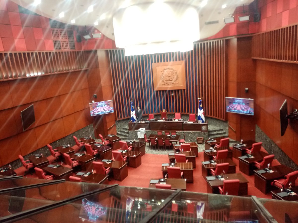 EvelinPlacidoAl's tweet image. 🤔✍️Como ciudadana hoy quería sentir el sentimiento de la vida de democracia, ésa enseñó #Platon, le tomé prestada su silla @OmarLFernandez y ser la representante fuera del populismo y aprobado de cambios reales, en visita @CongresoRD
#ClubAtala @DelisHerasme