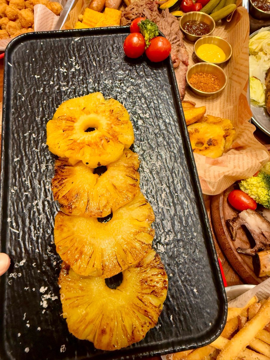 fjtdbde's tweet image. Of course, the best pairing with grilled meat is pineapple, as it helps to cut through most of the greasy taste of the meat!