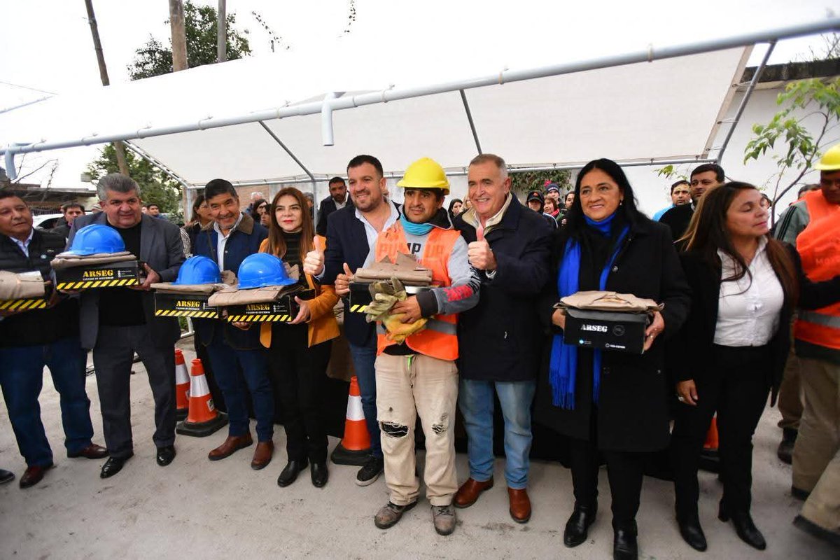 𝗠𝗼𝗻𝘁𝗲𝗿𝗼𝘀 | Siempre es una alegría venir a este querida ciudad y sentir el cariño de las y los monterizos. Aquí también seguimos adelante con un plan de obras que mejora la vida de miles de familias.

🚧 En los barrios 34 Viviendas, 100 Viviendas, 69 Viviendas y Villa