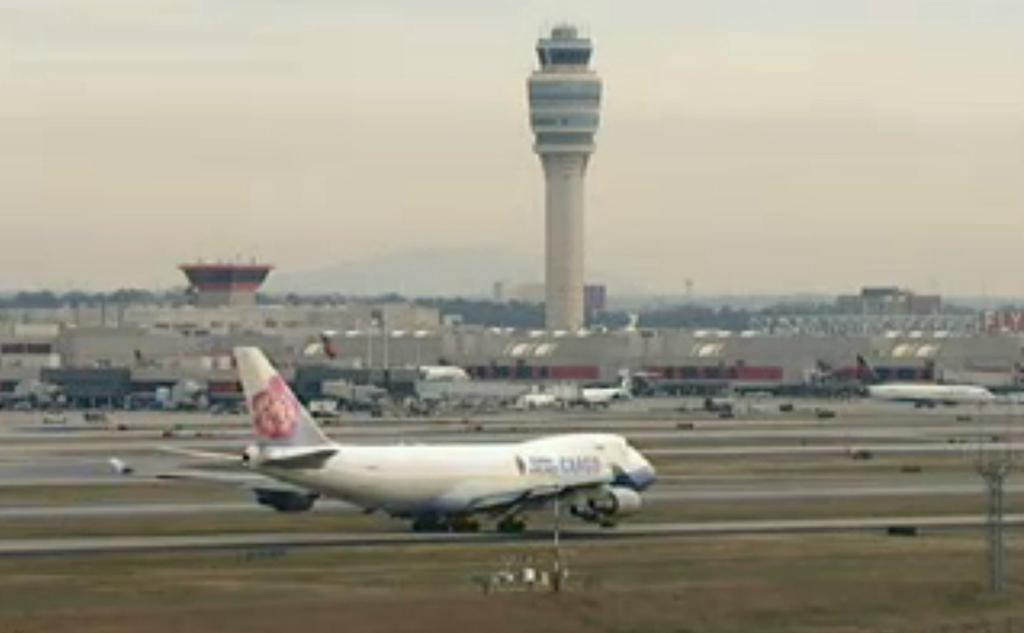 Watch live Atlanta Hartsfield-Jackson Airport with ATC on cam.airlive.net/atl/
