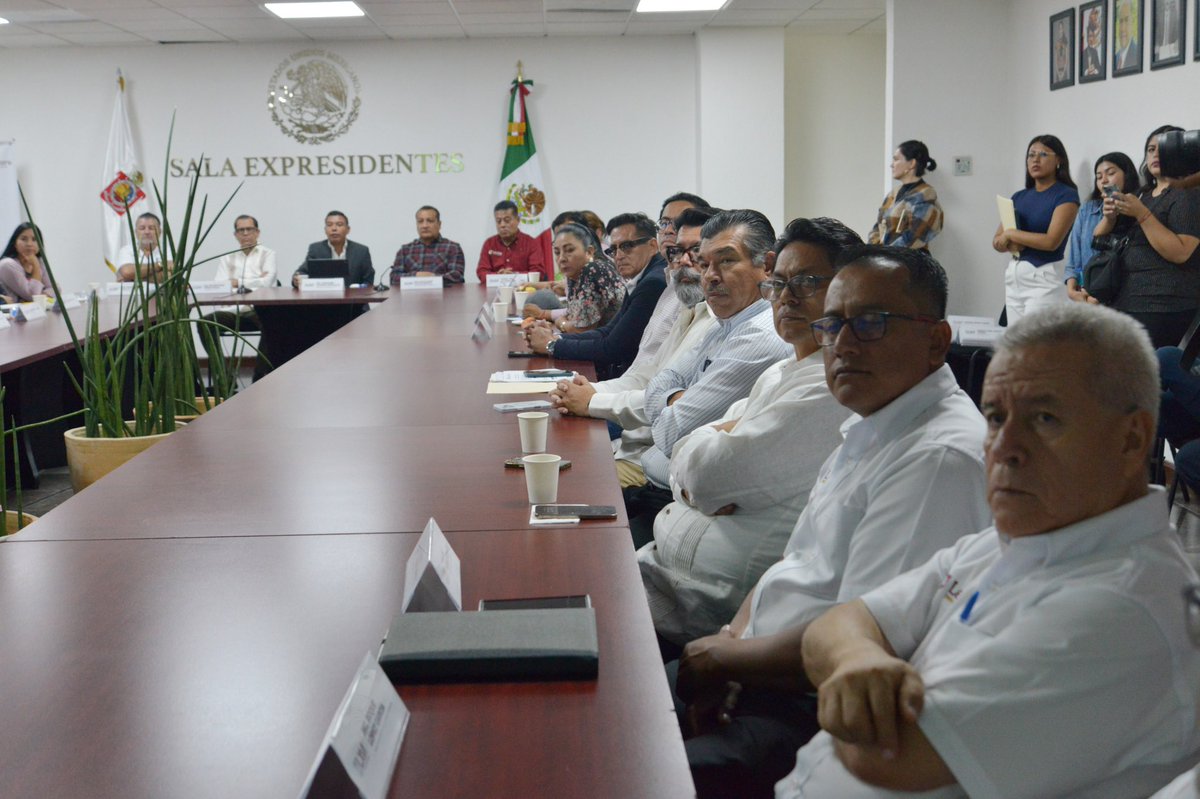 Diputadas y diputados de la LXVI Legislatura sostuvieron una reunión con el gerente Nacional de Abasto de <a href="/LecheBienestar/">Leche para el Bienestar</a> , Víctor Hugo Pérez Rojas y funcionarios del Gobierno Federal,