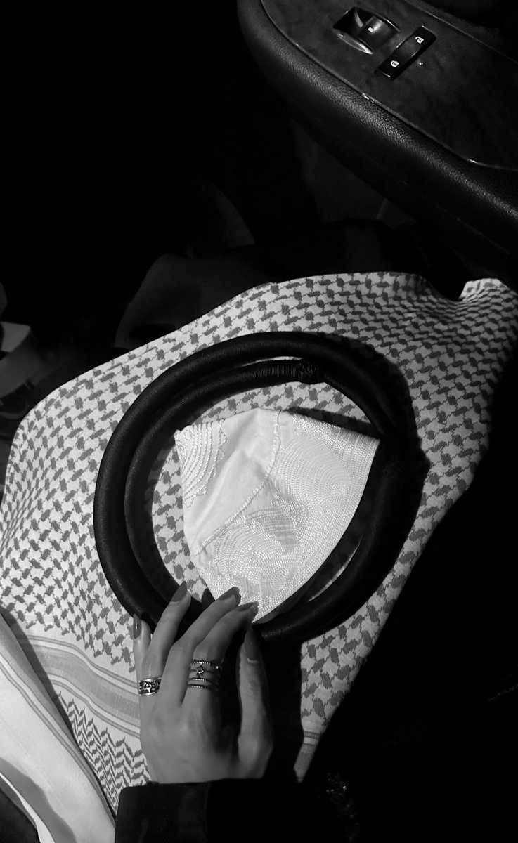 فيك أشوف الحب موطن فيه أماني و إنتمائي
 يوم فيني قلب . . ما يهجر وطنه و لا يبيعه🖤..