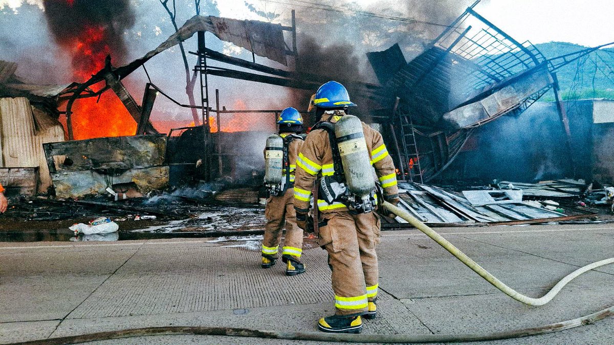 radar_sv's tweet photo. 🔥Atención Metapán
🚒 Bomberos atienden un incendio en una chatarrera ubicada en el 📍km 72 de la carretera a Metapán, cantón Cutumay Camones, #SantaAna.
⚠️Si estás por la zona conduce con precaución y atiende las indicaciones🔥.
#TraficoSV #RadarSV https://t.co/2x3cwefbVe