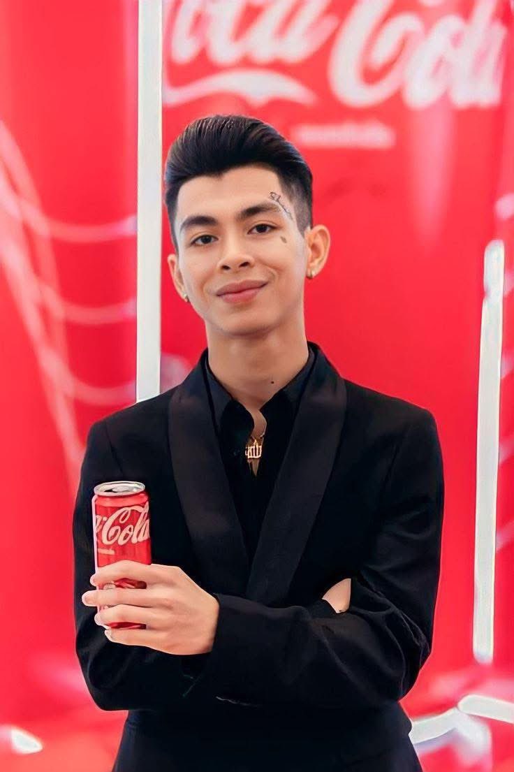 KemMnv's tweet photo. Thais threatened to boycott @CocaCola simply because it has a Cambodian singer—who speaks out on the 🇰🇭-🇹🇭 conflict—as its Cambodia brand ambassador. Exploiting its weight as the bigger market, Thailand pressured Coca-Cola into cancelling his contract. Thais bully across border. https://t.co/OFeKwQkzLH