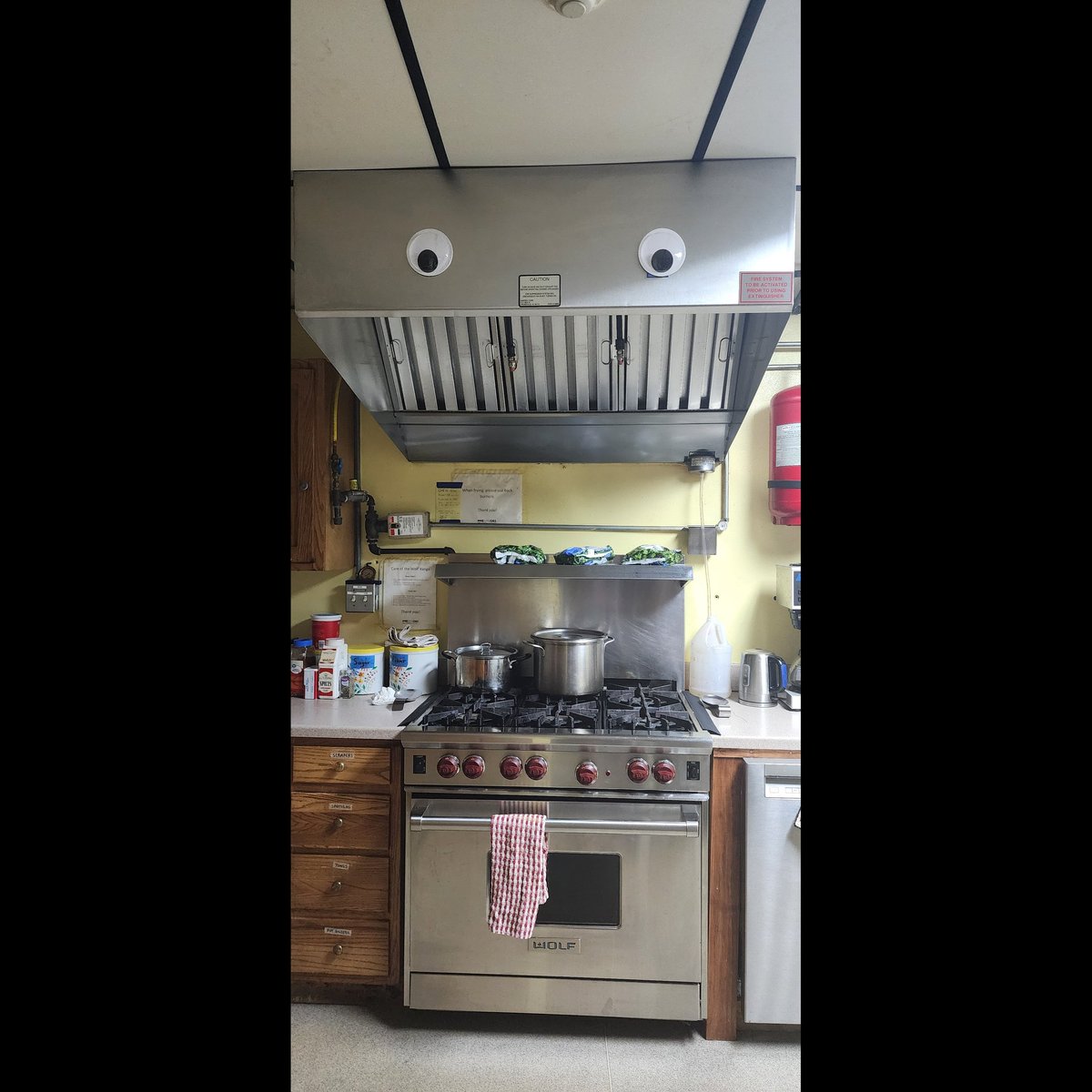 Someone slapped some googly eyes on our oven hood 🙄👀😁