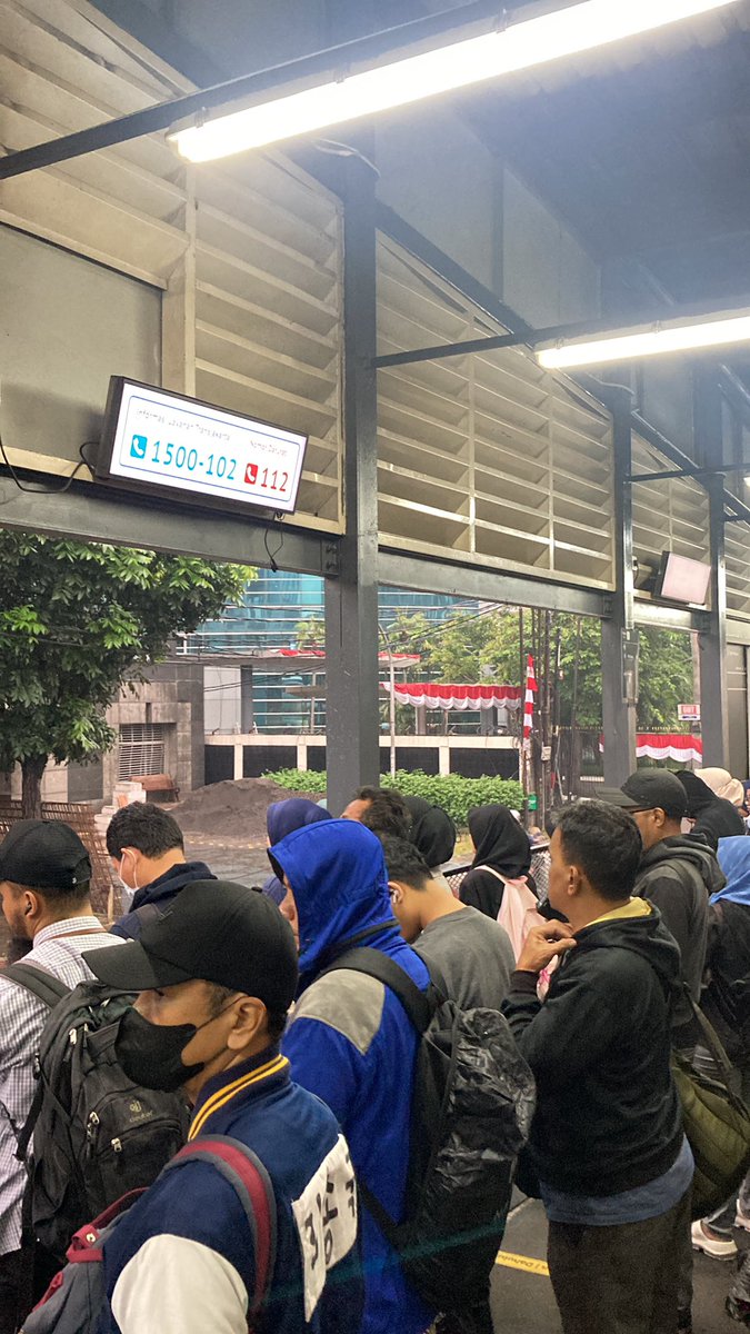 muhammadamas's tweet photo. Ini drtd bis tidak ada layanan mulu jalur 13 di tendean wey, bisnya lewat lewat tanpa pelayanan. Penumpang numpuk @PT_Transjakarta https://t.co/2K4I6vFii8