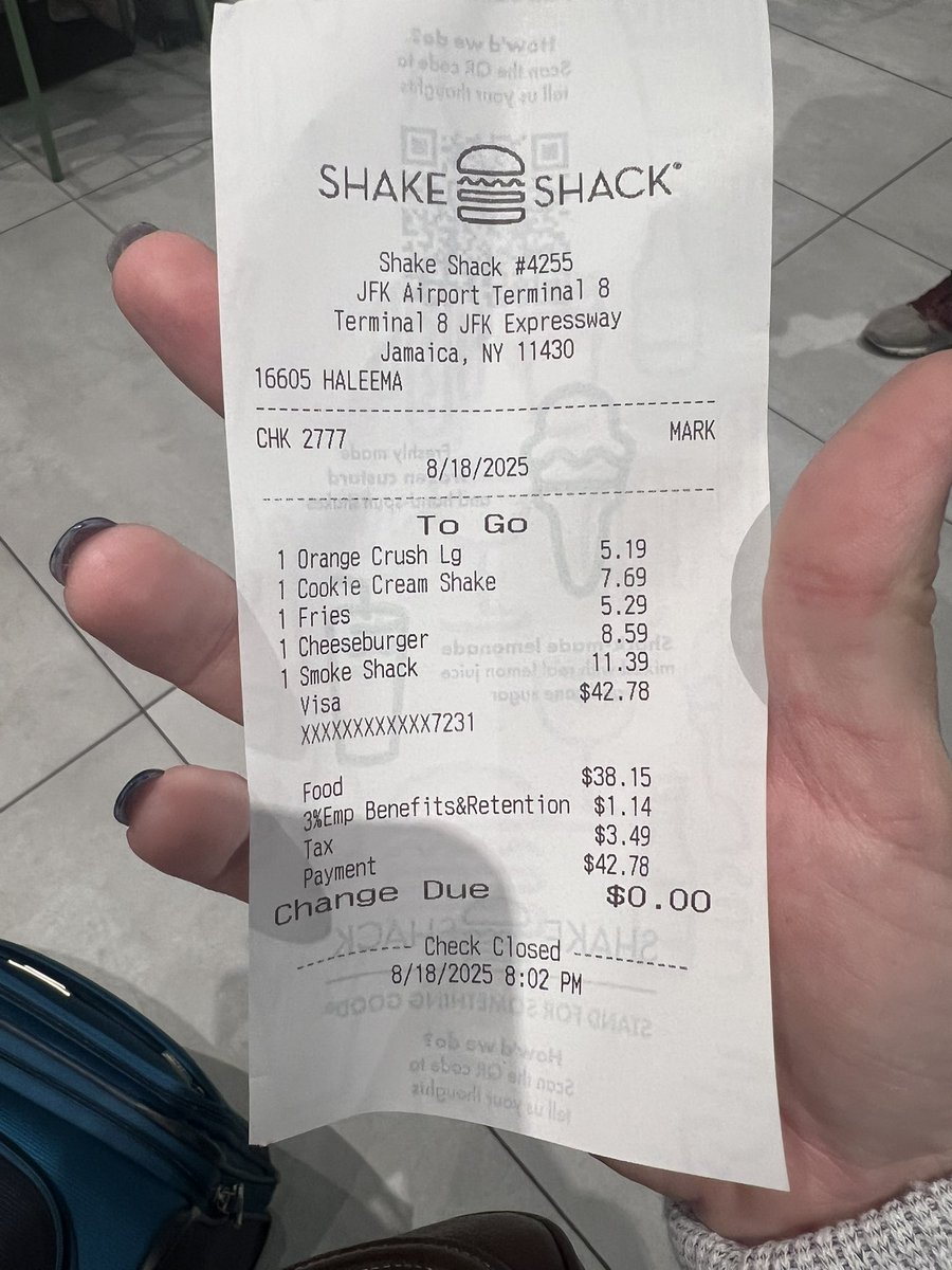 caityjaye89's tweet photo. @TheBrooklynBoys @DavidBrody @SkeeryJones what in the hellllll is going on with #ShakeShack - 3% fee added for “employees benefits and retention.” This was at the Shake Shack at JFK. What are your thoughts? I think it’s ridiculous. They’re a multimillion dollar a year co. #GTFOH https://t.co/nQo50ZG56z