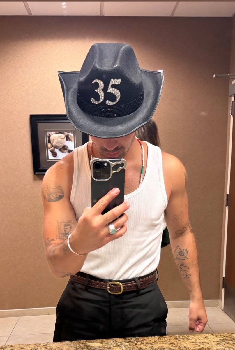 cupofjaneth's tweet image. the category is cowboy joe jonas