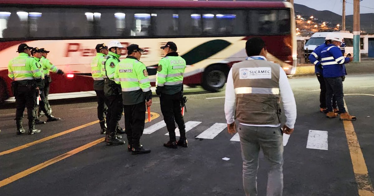 🚨 Reforzamos acciones de control en Lima

La Sucamec participó en un operativo conjunto en el Peaje de Pucusana, donde se inspeccionaron unidades de transporte, con el objetivo de prevenir el traslado ilegal de pirotecnia, armas de fuego y explosivos.

#SucamecPrevenirYServir
