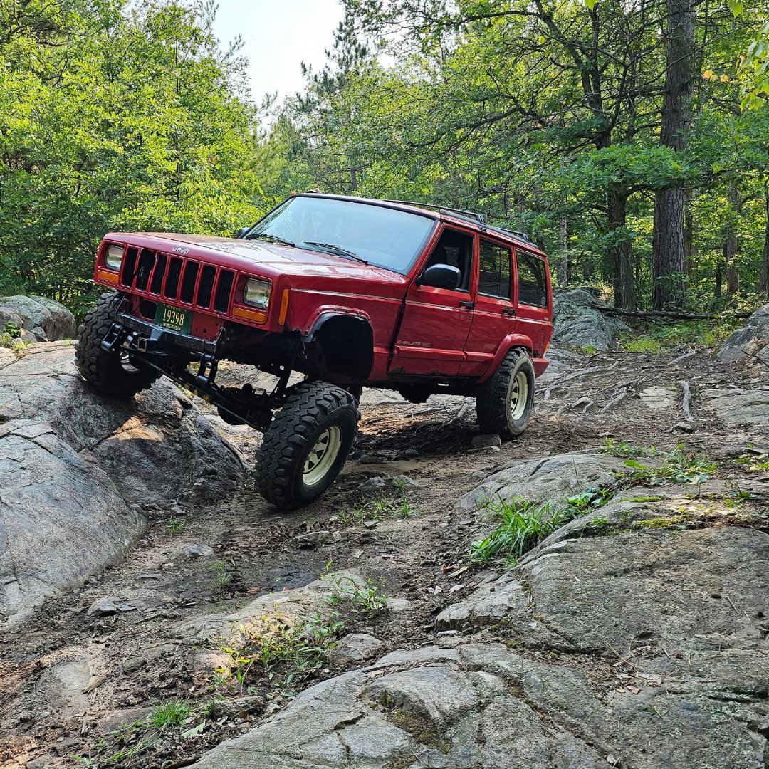 MillerWelders's tweet image. From spare parts to trail legend. 

John and his boys lifted, upgraded, and caged their jeep to take on Wiscosin’s Northern trails. 

Built with the Maxstar® 161, Spectrum 875, and Oxy-Fuel. 

#MillerWelders #OffRoadBuild #BuiltWithMiller
