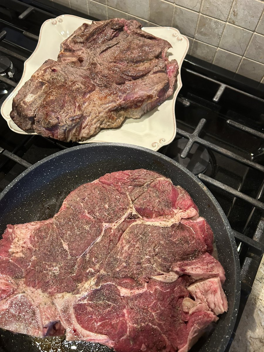 Prepping for an all night slow cooker. Will be eating good tomorrow. Have a great evening friends🙋🏻‍♀️❤️🇺🇸