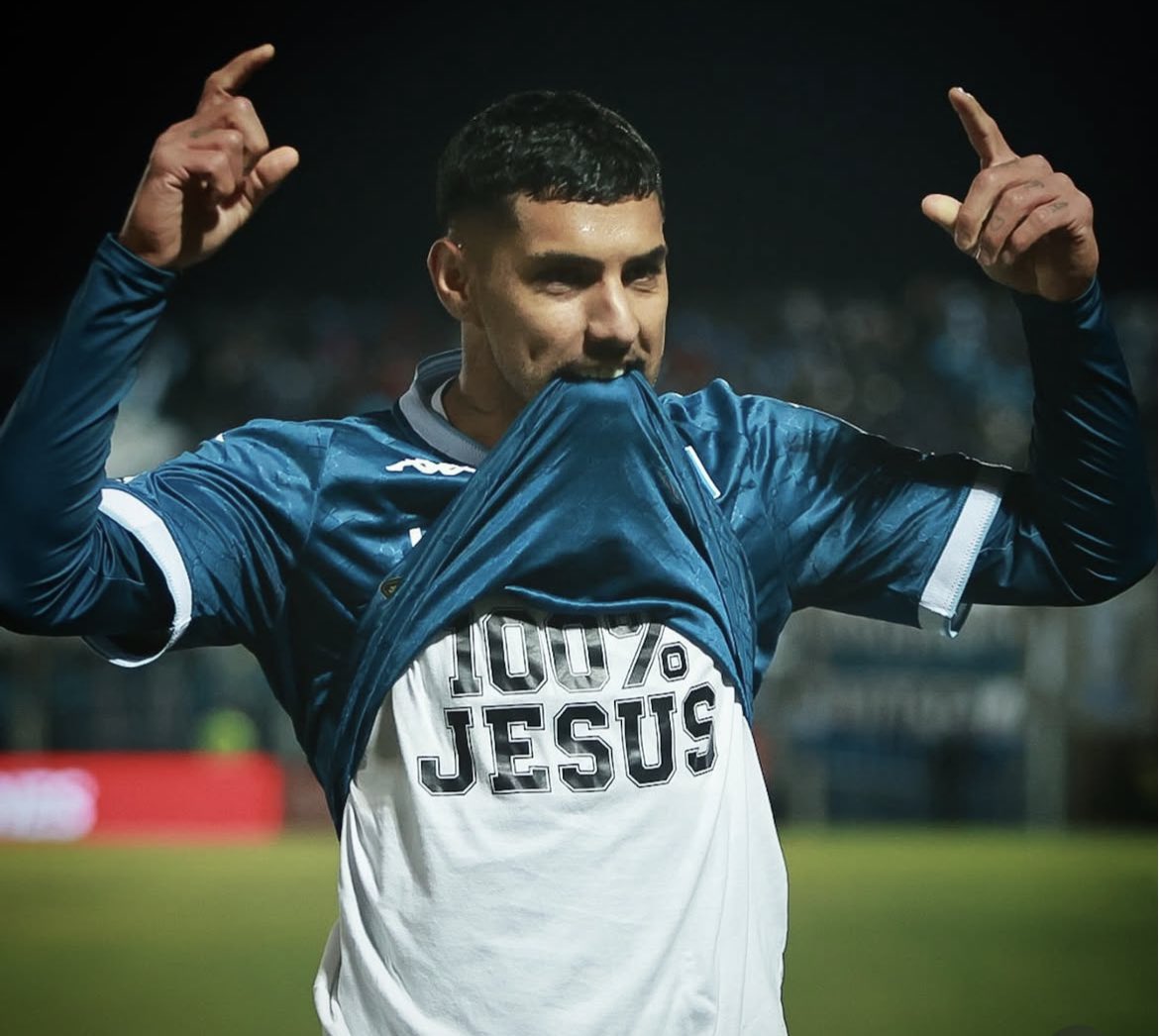 “LOS QUE NO TENGAN FE QUE SE BAJEN. CON RACING HASTA EL FINAL”

Corintios 2-1