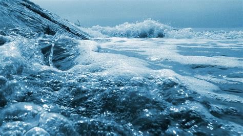 Good night people , peaceful sweet dreams . 💙✨🌟💫🕊️

The sea is
A desert 
Of waves 
A wilderness 
Of water .

Langston Hughes . 🌊⚓️