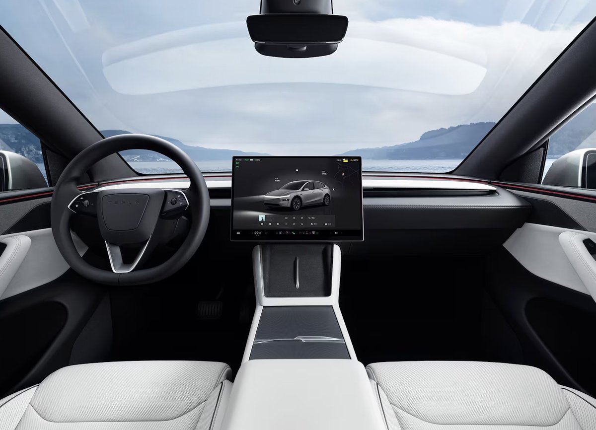 SawyerMerritt's tweet image. The new Model Y L has a 16-inch center screen vs 15.4-inch on the current shorter Model Y.