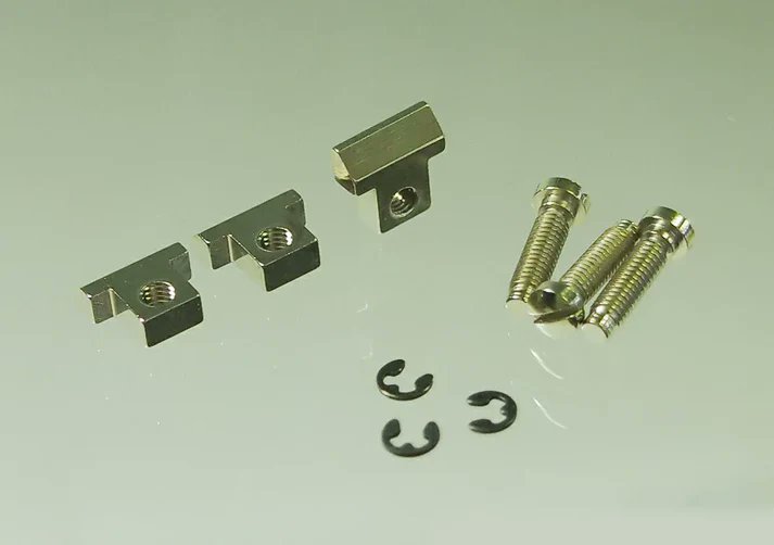『ABM2504saddlesG ナッシュビル用ブラスサドル ゴールド（３個セット）』

T.O.M(Tune-O-Matic)ナッシュビルタイプブリッジ用サドルのセットです！
サドル調整用のネジ、止め輪がセットになっています😌

詳しくはこちら▼
ninevolt.jp/products/abm-a…