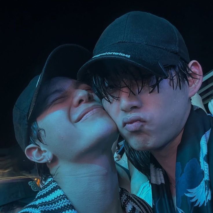 hongshuahoshi's tweet photo. my faves doing this pose >>> https://t.co/jIdoDvzV8D