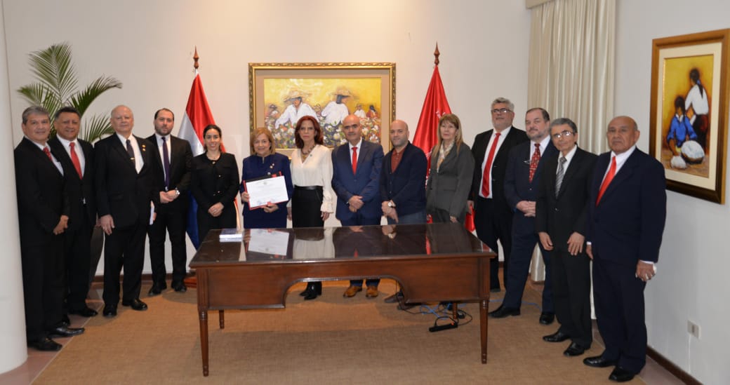 derechouna1889's tweet photo. Hoy, lunes 18 de agosto, la FDCS UNA rindió homenaje a la Prof. Dra. Alicia Pucheta por su histórica trayectoria académica e institucional. Autoridades e invitados firmaron el Libro de Visitantes Ilustres y recorrieron la Galería de Decanos.

#FDCSUNA #OrgulloUNA https://t.co/ru6XR9PSg8