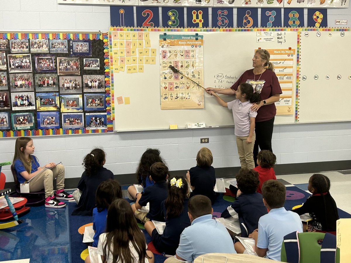 CoralSunsetAP's tweet image. Fundations in full force with our second graders! Love seeing the progression and excitement #dolphins #fundations #phonics #drillsoundleader @missy_reid2 @GarvinShaw @InstSupSteiger