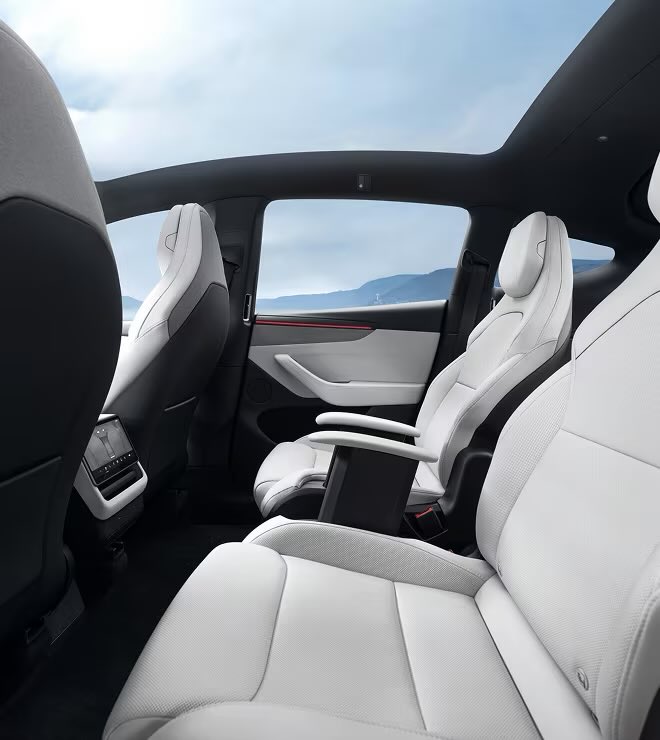 niccruzpatane's tweet image. Tesla has OFFICIALLY launched the Model Y L! 

The Six-Seater Model Y is finally here! 

The interior looks incredible. It’s priced only 8% higher than a standard Model Y AWD in China.

This car is about to dominate.