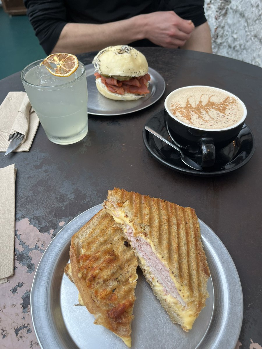 yvhearne's tweet photo. Nueva visita a La Kitchen, el chai latte está hasta mejor que la última vez. El prensadito rico, el pletzalej mejor. La compañía mejor aún. La limonada de lavanda.. rica pero te quema un agujero en el esófago.
De todos modos 10/10 como siempre. https://t.co/tT7byQdDgb