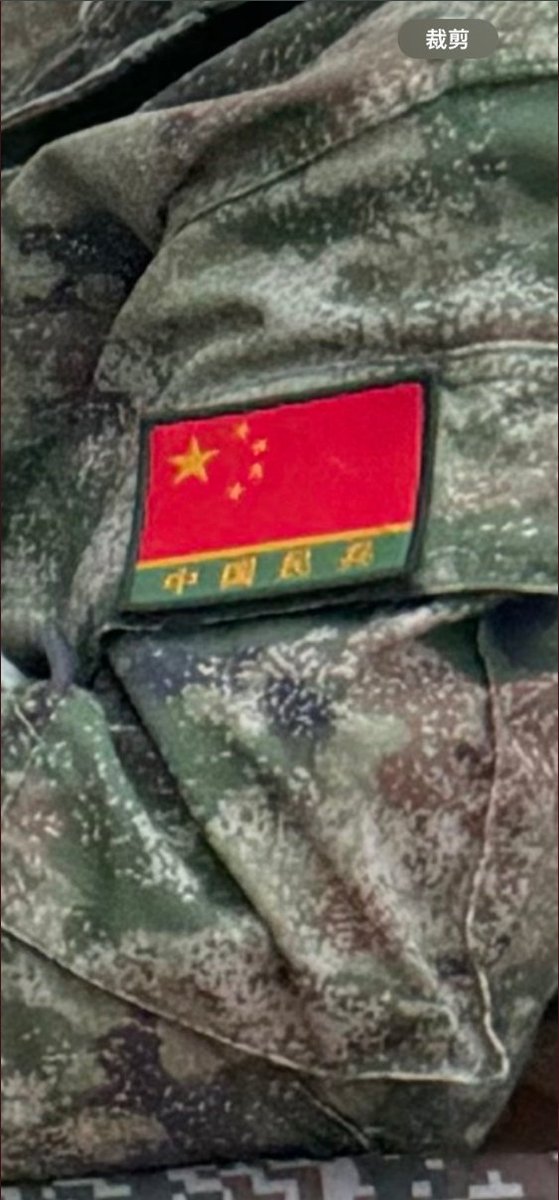 中共党国大阅兵临近，防民如防川，北京各天桥派驻民兵24小时守护，预防有人挂反共反习横幅，之前是聘请保安把守，现在升级为民兵。