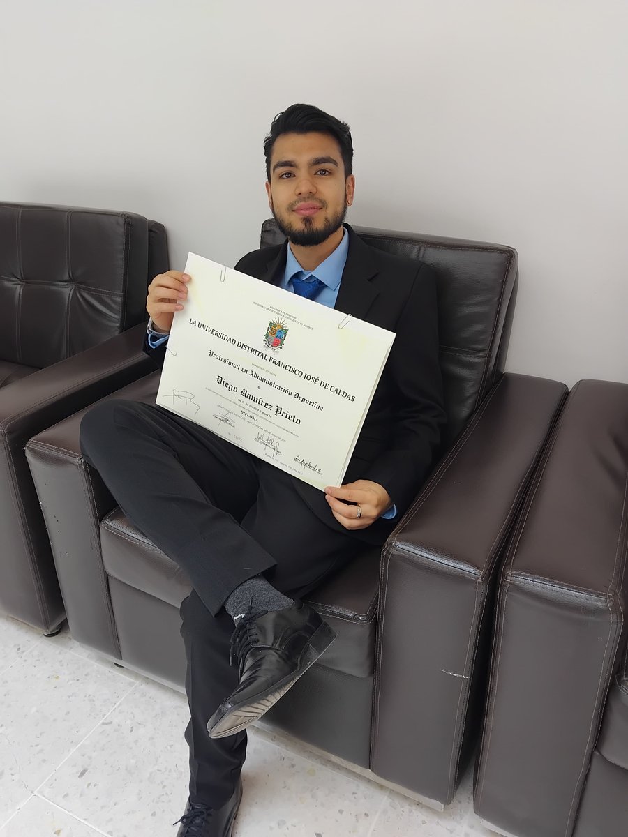 diegodemillos09's tweet photo. Cerrando una etapa y comenzando un nuevo ciclo lleno de objetivos. 🎓✨😄 🎉 #sportbussiness #bienestarysalud #recreation #Deportes  #Cultura  #administración #Graduation https://t.co/Y6uVD4ZSvN