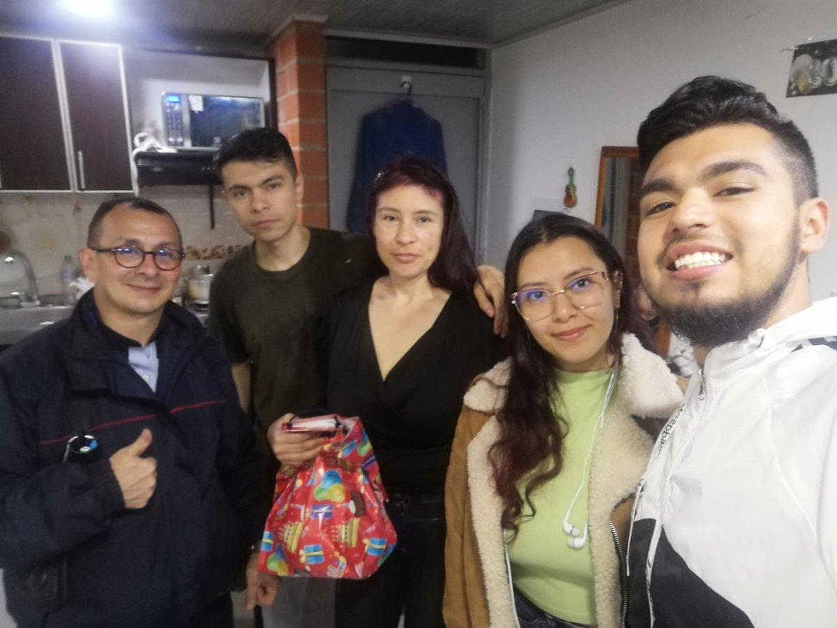 diegodemillos09's tweet photo. Cerrando una etapa y comenzando un nuevo ciclo lleno de objetivos. 🎓✨😄 🎉 #sportbussiness #bienestarysalud #recreation #Deportes  #Cultura  #administración #Graduation https://t.co/Y6uVD4ZSvN