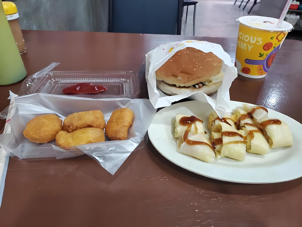 美味しい朝食の時間、新しい一日をスタート！🍽️ シンプルだけど満足、フライドチキン、ハンバーガー、そして美味しいデザートで、毎朝元気いっぱい！💪🌞 #朝食 #美味しい #エネルギーチャージ