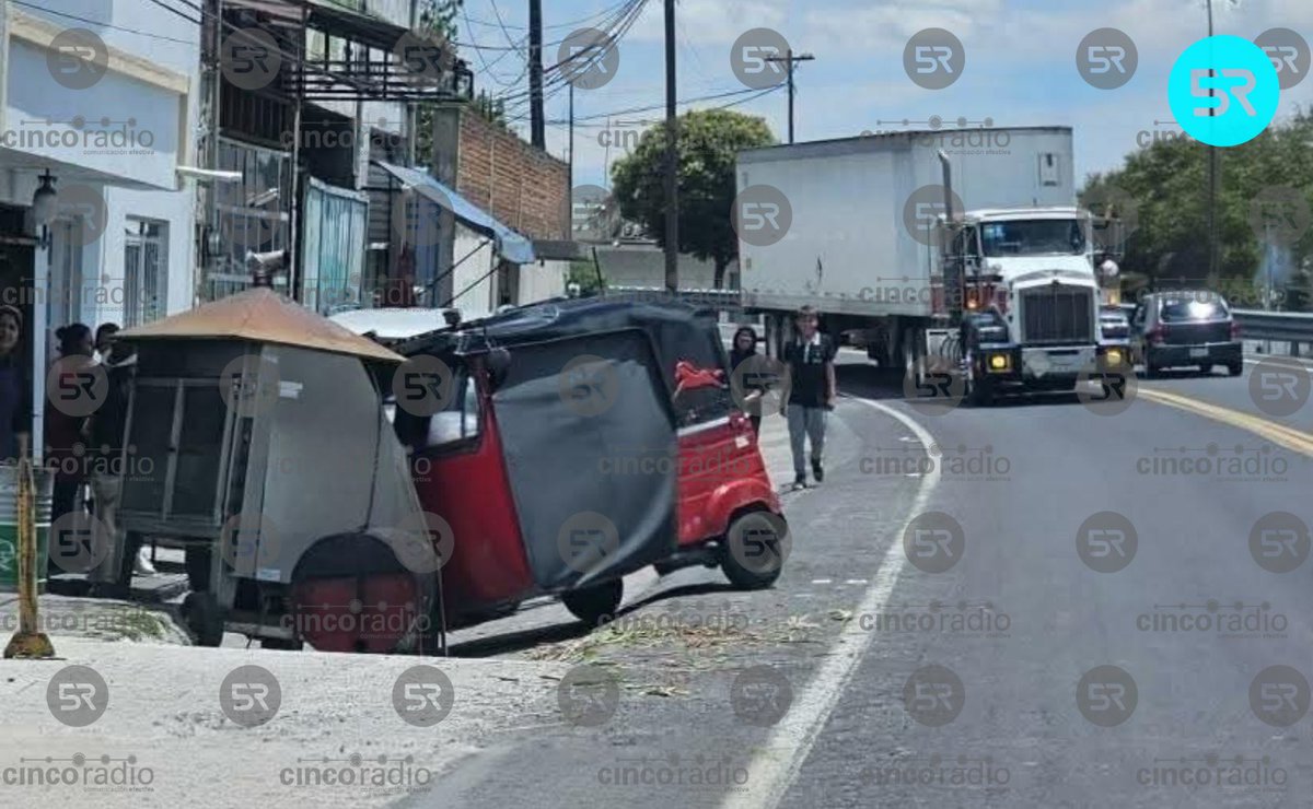 🛺|| Mototaxi se impacta contra un negocio de venta de pollos en San Juan Atenco, sobre la carretera federal El Seco – Azumbilla, a la altura del km 14 aprox. El conductor y los pasajeros resultaron heridos.