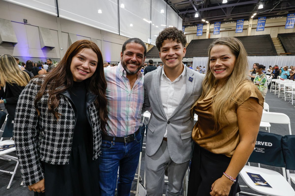 mdcpresident's tweet photo. Thrilled to welcome our 5th cohort of Presidential Scholars to @MDCollege! More than 300 students join us this fall as part of this prestigious scholarship. Grateful to our MDC Foundation donors who, through their generosity, make this program possible. 💙 #BeMDC #MDCProud https://t.co/GI98EY3oma