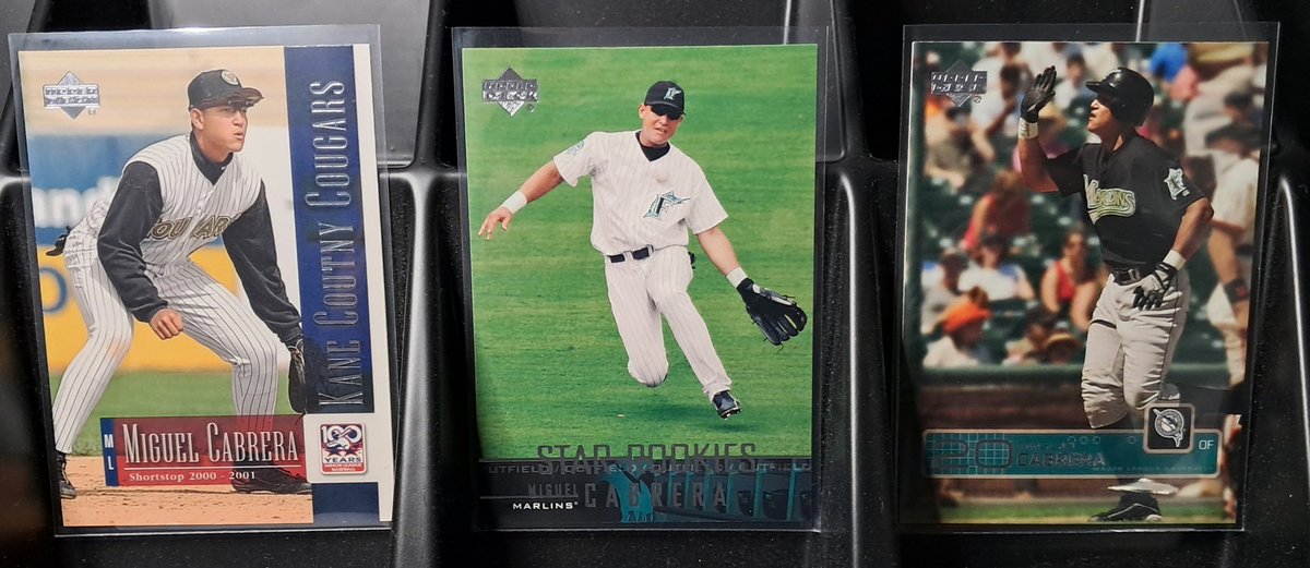 copper_age_comm's tweet image. Good stuff in the mail.

3x #MiguelCabrera #UpperDeck, never knew about the &apos;01 Cougars card.  Nice to have the &apos;03 RCs back in the PC.

Loved the @ProMold EZ-Snaps for the #RedSox SPs, so got some of the thicker ones for Miggy 1/1s and Nameplate set.

@CardPurchaser @kiki_stotch