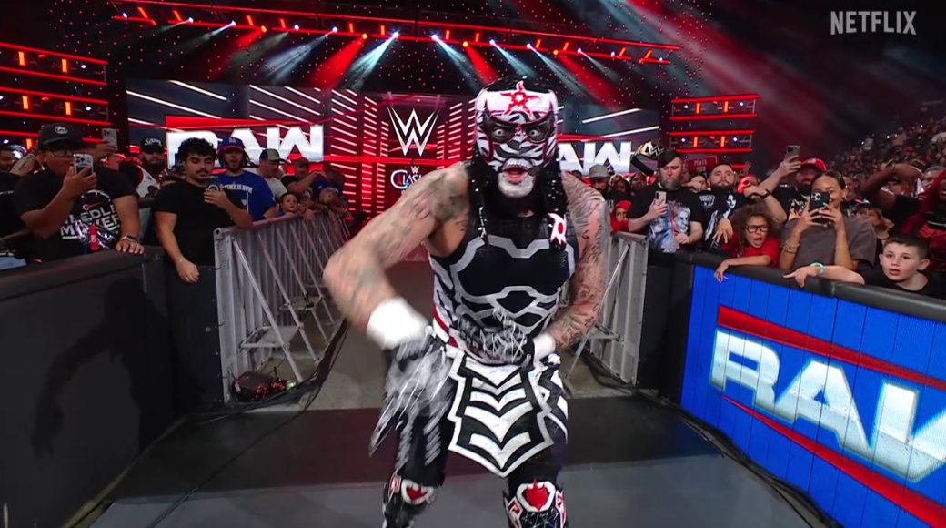 Penta with the win!
#WWERAW
sportskeeda.com/live/wwe-raw-l…