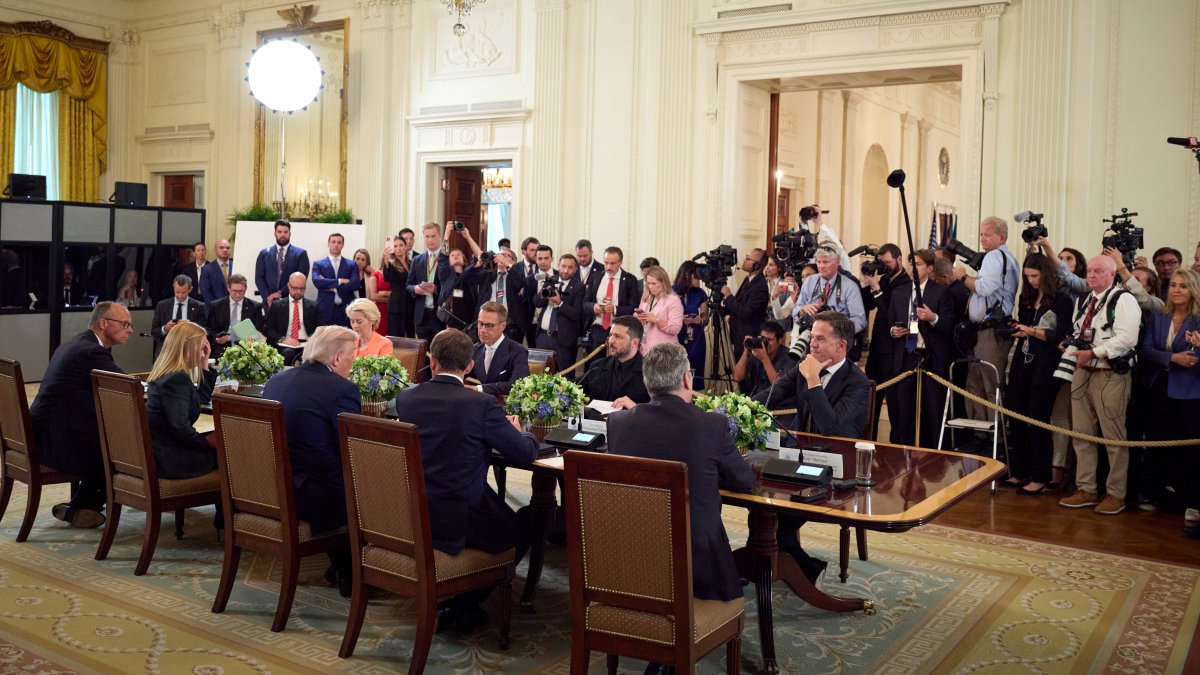 Під час зустрічі у Вашингтоні Президент України Володимир Зеленський і Президент Сполучених Штатів Америки Дональд Трамп обговорили реальну ситуацію на полі бою, звільнення полонених і повернення викрадених дітей, роботу для досягнення сталого миру, гарантії безпеки й двосторонню