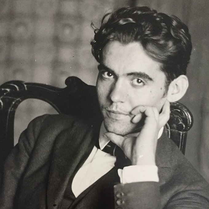 Hoy se cumplen 89 años del asesinato de Federico García Lorca, uno de los grandes poetas y dramaturgos de la literatura universal.
Su vida fue arrebatada en Granada en 1936, pero su obra continúa viva.
🕊️💚 #Lorca #Memoria
