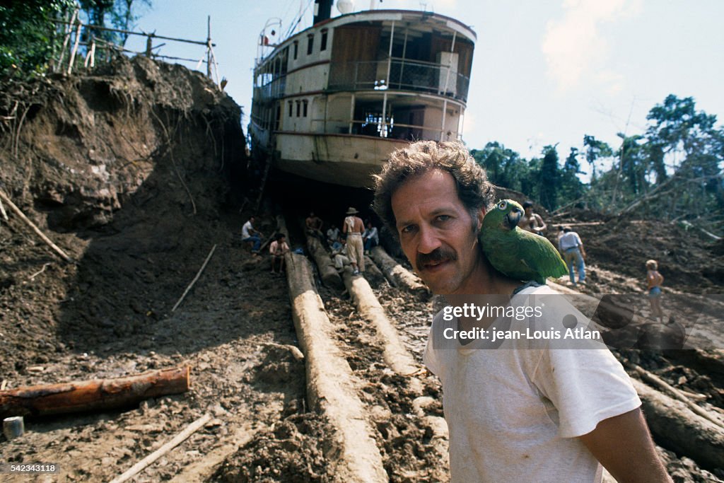 Tirando TODAS as problemáticas, o Herzog foi insano por ter produzido esse filme, ele é louco igual ao próprio Fitzcarraldo