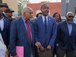 Make no mistakes, I support State Representative Lashawn Ford for Congressman of the 7th Congressional District. Congressman Danny Davis did the right thing by endorsing Lashawn Ford. Lashawn has been on the front line fighting for the people,  forever and à day.