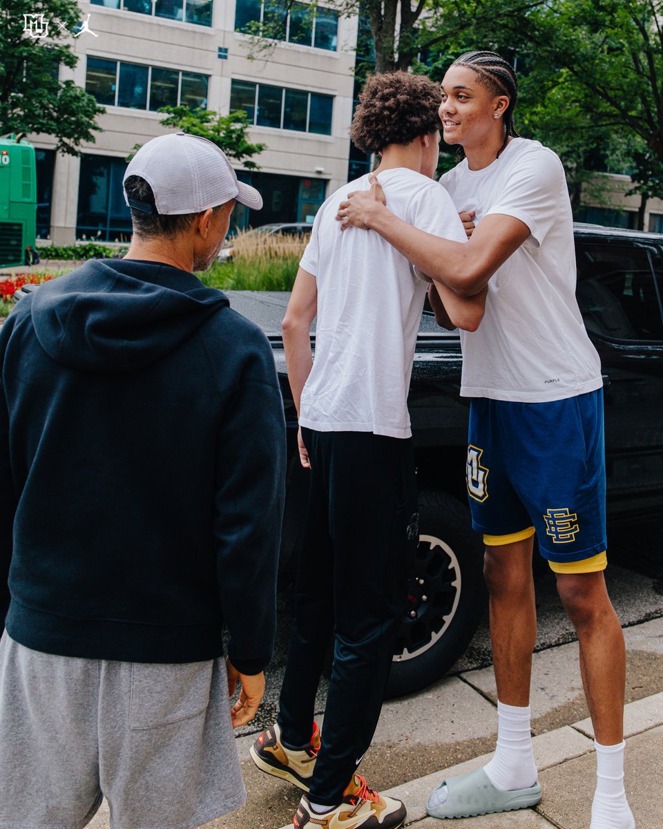 MarquetteMBB's tweet photo. BIG day on campus!

@sheek_pearson has officially arrived. 🏠 

#MUBB | #WeAreMarquette https://t.co/QpokE0PnuS