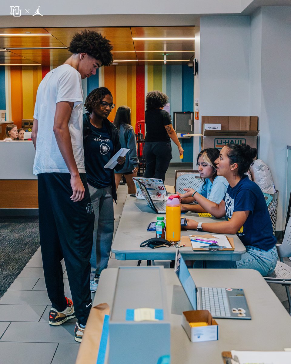 MarquetteMBB's tweet photo. BIG day on campus!

@sheek_pearson has officially arrived. 🏠 

#MUBB | #WeAreMarquette https://t.co/QpokE0PnuS